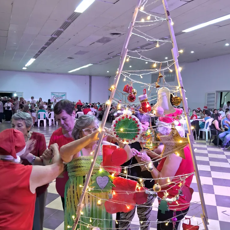 Intendente Alvear: más de 300 adultos mayores celebraron la Navidad en el Encuentro CUMELÉN, con baile, juegos y espíritu festivo