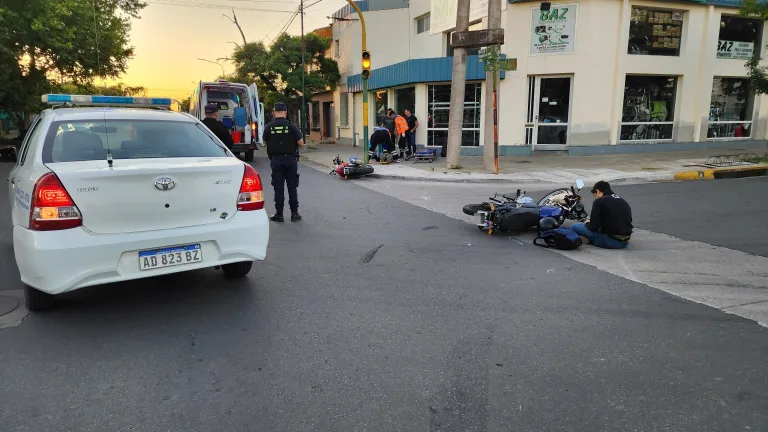 Choque de motocicletas en pleno amanecer: dos jóvenes hospitalizados