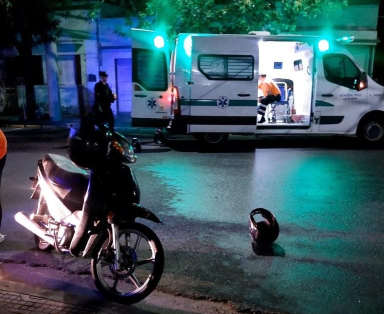 Accidente en calle 7 y 22: hospitalizan a una embarazada tras caída de moto