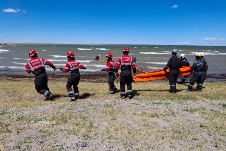 Ensayo de protección de derrames en el Lago Casa de Piedra