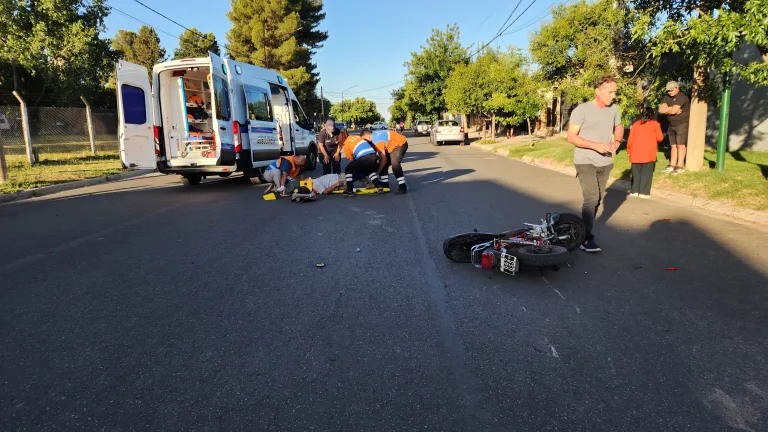 Cuarto accidente de la tarde en General Pico: un motociclista sufrió fractura de fémur