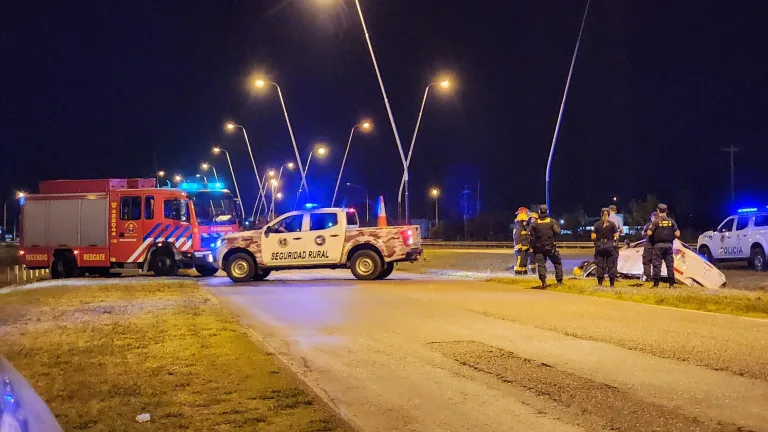 Un radio taxi cayó al canal: asistieron al conductor y la unidad fue secuestrada