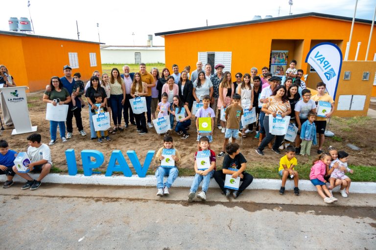A horas de un nuevo año, familias de Uriburu recibieron las llaves de sus casas