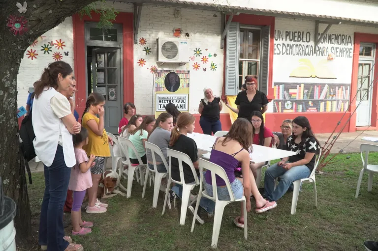 Entregan recursos y desarrollan talleres en la Popular “Héctor Raúl Tardiani” de Quemú Quemú