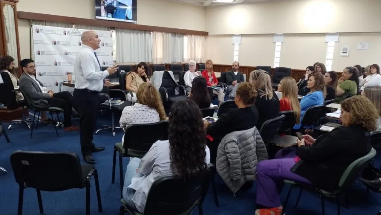 Amplia audiencia en conversatorio sobre adolescentes en conflicto con la ley