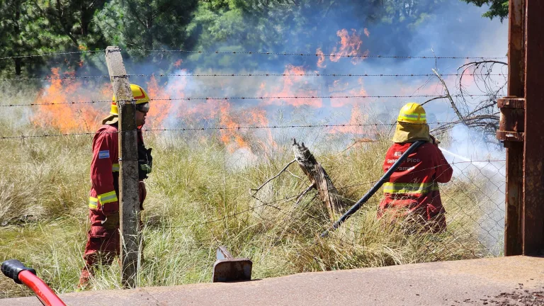 General Pico: incendio de gran magnitud alarmó al parque industrial y movilizó a cuatro dotaciones
