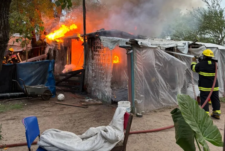 Incendio de vivienda en Intendente Alvear: rápida intervención de bomberos evitó mayores daños