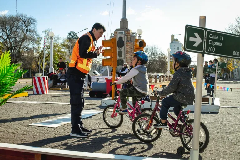 Impulsan la conducción responsable con una jornada de educación vial y actividades interactivas en la Plaza Pico
