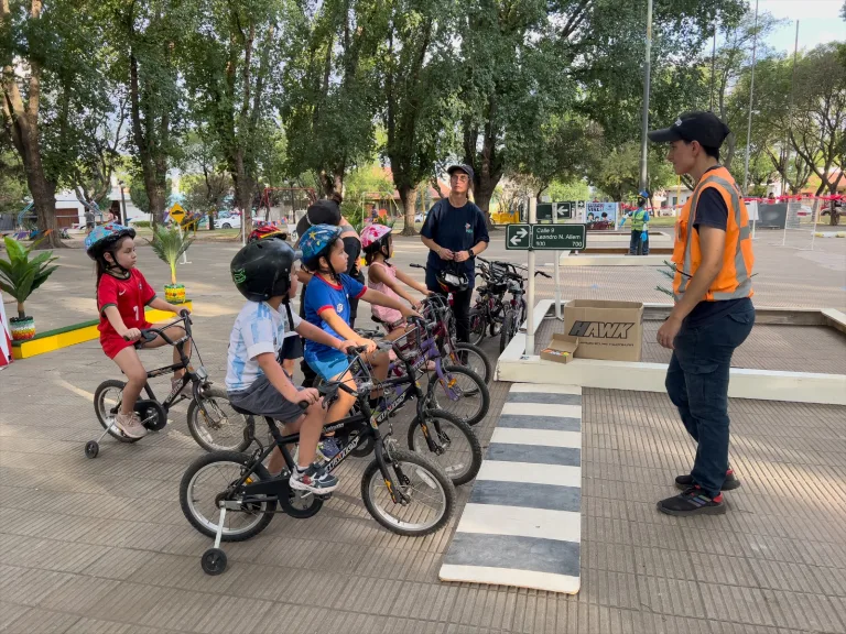 General Pico impulsa la educación vial infantil con actividades lúdicas y entrega de cascos en la Semana de la Conducción Responsable