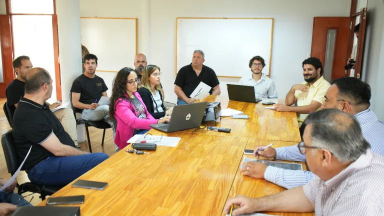 Estacionamientos exclusivos, bolardos y nuevas normativas: el Consejo Municipal de Tránsito trabajó sobre el pedido de vecinos