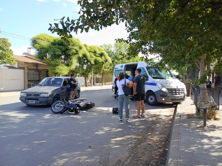 Choque entre moto y auto en calle 5 entre 12 y 14