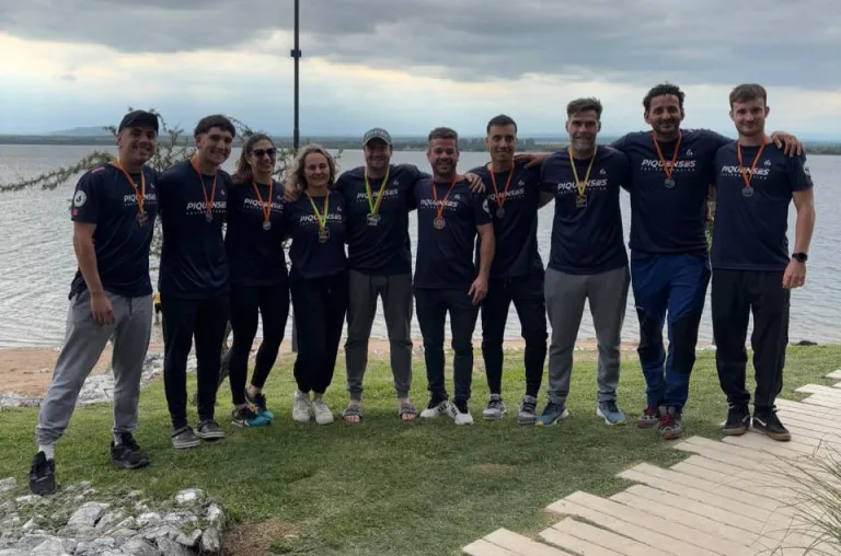 Nadadores piquenses conquistan las aguas abiertas cordobesas con cuatro podios en la primera fecha