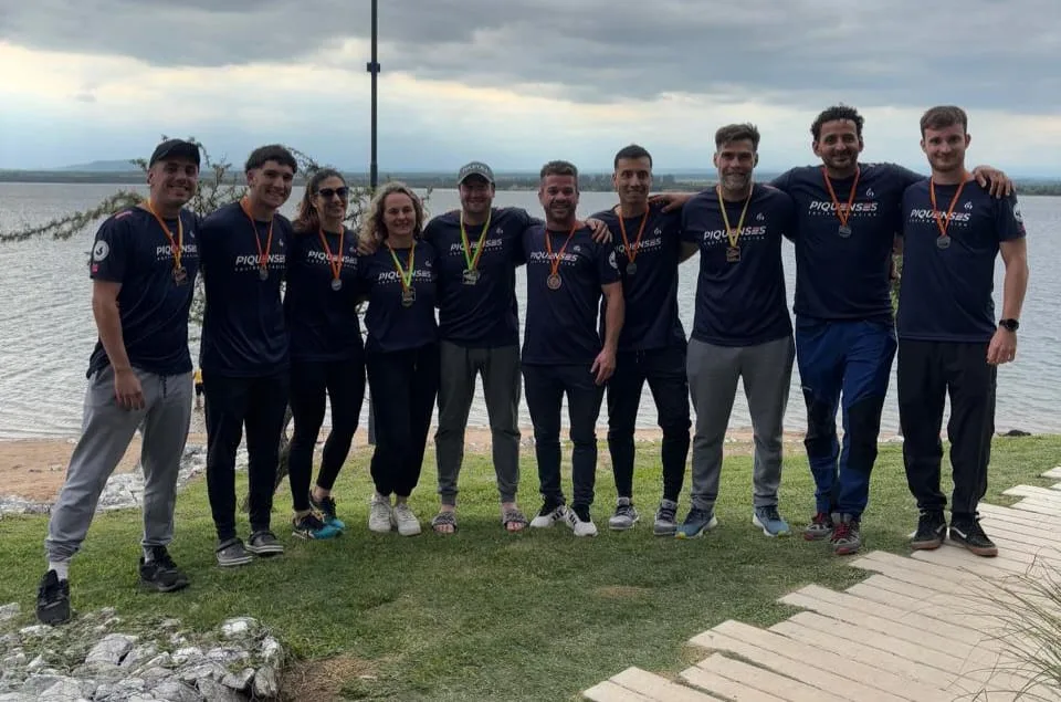 Nadadores piquenses conquistan las aguas abiertas cordobesas con cuatro podios en la primera fecha