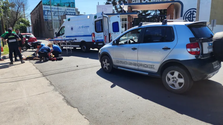 Una mujer con fractura tras choque entre moto y auto en calle 15 y 32