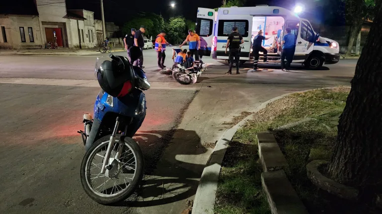 Dos hombres hospitalizados tras choque de motos en calle 10 esquina 3