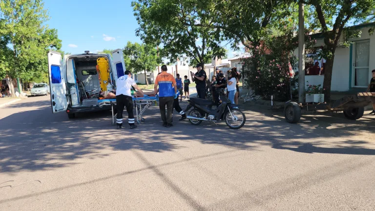 Dos jovenes en moto colisionaron contra un carro estacionado