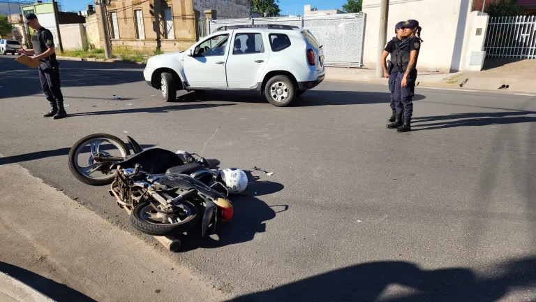 Hospitalizan un menor y un adulto tras choque frontal entre moto y auto