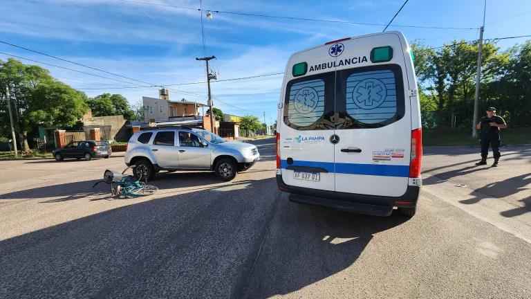En calle 32 y 33 una bicicleta y una Renault Duster protagonizaron un siniestro vial