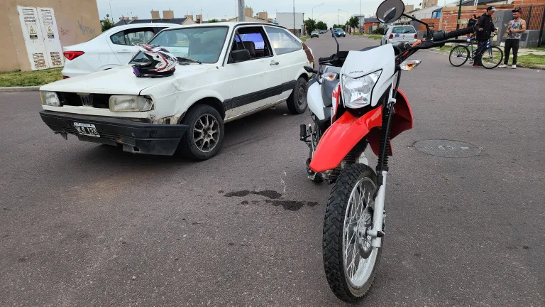 Auto y moto protagonizan siniestro vial en barrio federal
