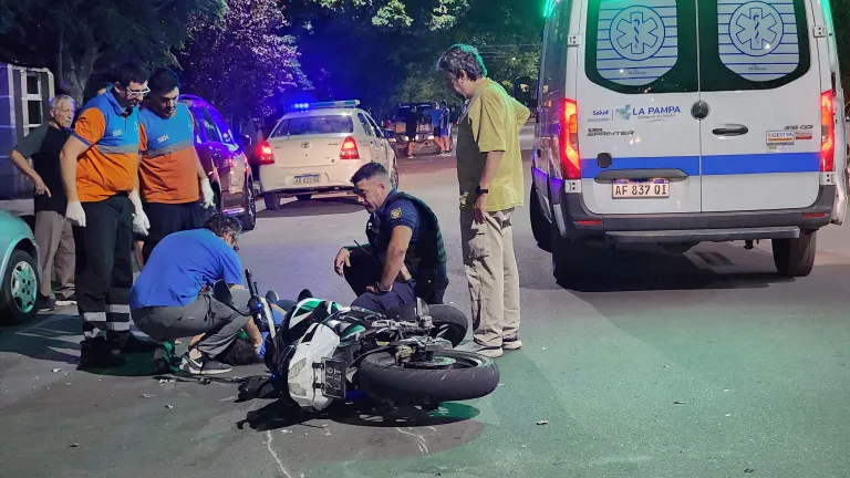 Peatón y motociclista hospitalizados tras un siniestro vial