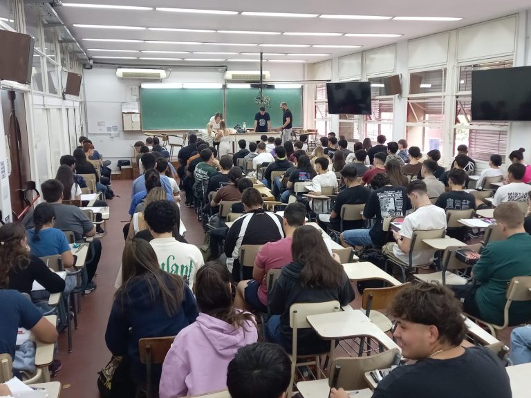 Más de cien estudiantes rindieron el examen final de matemática preuniversitaria