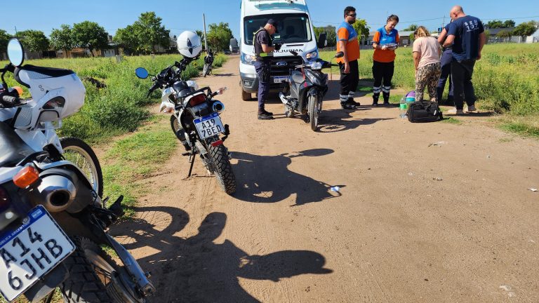 Una motociclista fue hospitalizada tras colisionar a un perro