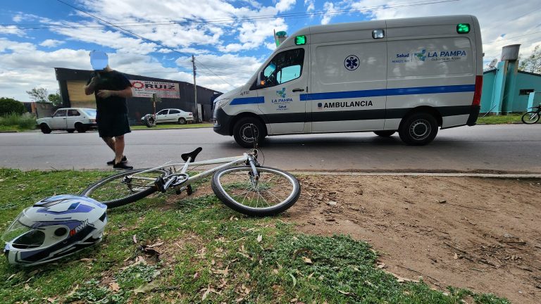 Colisión entre moto y bicicleta en calle 44 y 1: la ciclista fue hospitalizada