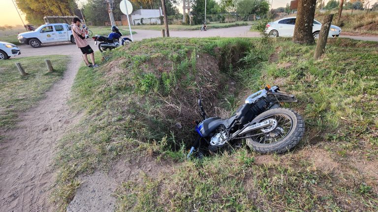 Joven en moto cayó al zanjón en la bicisenda camino a la laguna