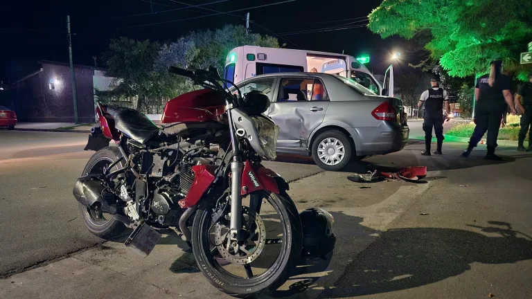 Choque entre auto y moto dejó dos jóvenes hospitalizados