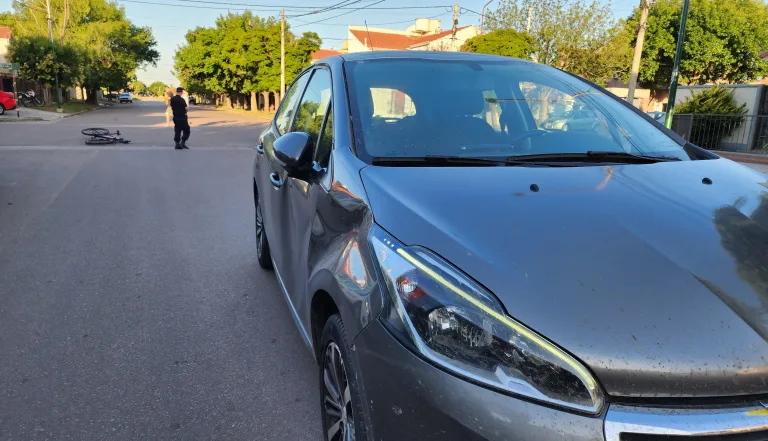 Siniestro en calle 105 y 110: Menor hospitalizado tras colisión con un Peugeot 208