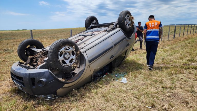 Vuelco en Ruta 4: una familia debió ser hospitalizada tras el accidente