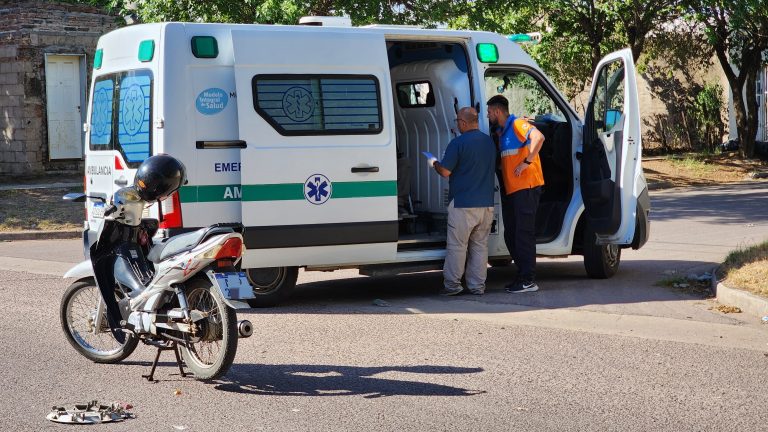 Choque en calle 15 bis y 120: hospitalizan al motociclista con un fuerte golpe en la pierna