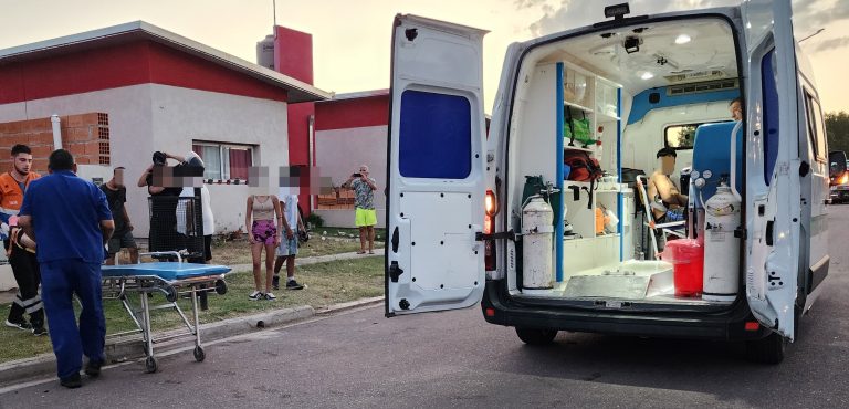 Dos adolescentes hospitalizados tras impactar contra un pilar en Calle 403 y 442