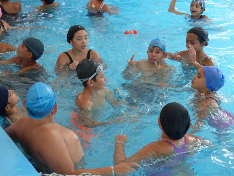 Pro Vida en La Adela: aprender a nadar para que la cercanía al río no sea un problema