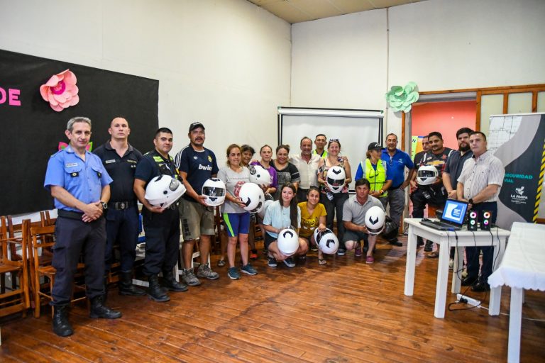 Capacitación y prevención: motociclistas de Quetrequén recibieron cascos