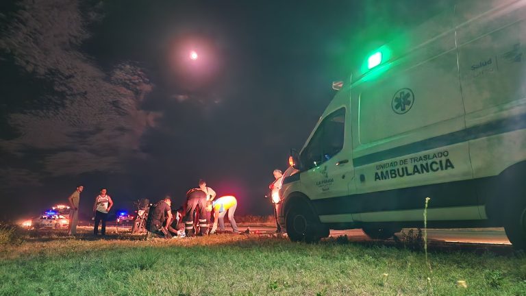 Motociclista sufre caída por falla mecánica en la Ruta 101