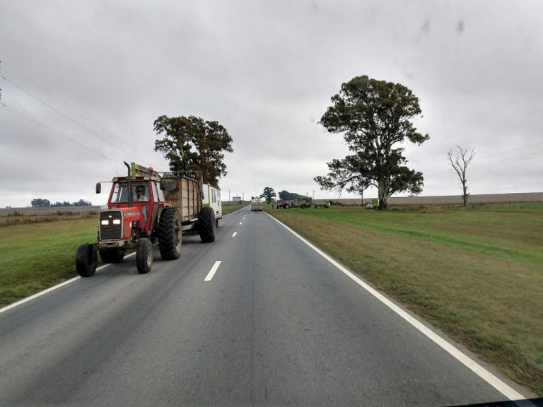 Seguridad en el tránsito rural: recomendaciones para maquinaria agrícola en rutas y caminos