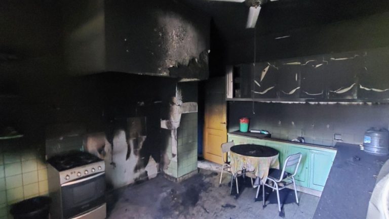 Trabajan para reparar los daños que causó un incendio en escuela de Carro Quemado