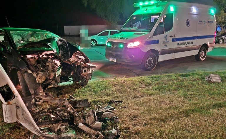 Fuerte choque en la rotonda de ingreso a la ciudad: hospitalizan al conductor