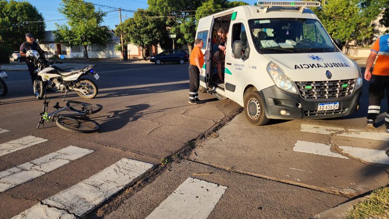 Accidente en calle 3 y avenida San Martín: una joven ciclista fue hospitalizada