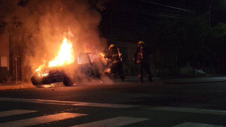 Un auto se prendió fuego por completo en calle 7 entre 14 y 16