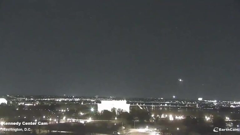 Estados Unidos: un avión de pasajeros y un helicóptero chocan en el aire cerca del aeropuerto Reagan en Washington D.C.