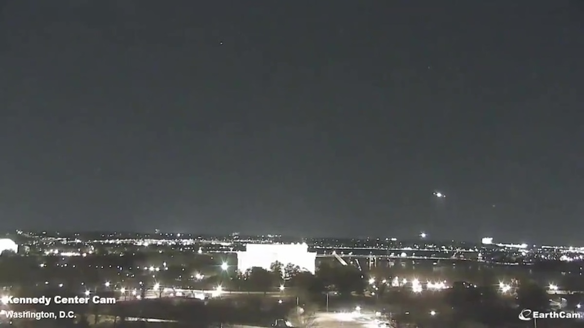Estados Unidos: un avión de pasajeros y un helicóptero chocan en el aire cerca del aeropuerto Reagan en Washington D.C.