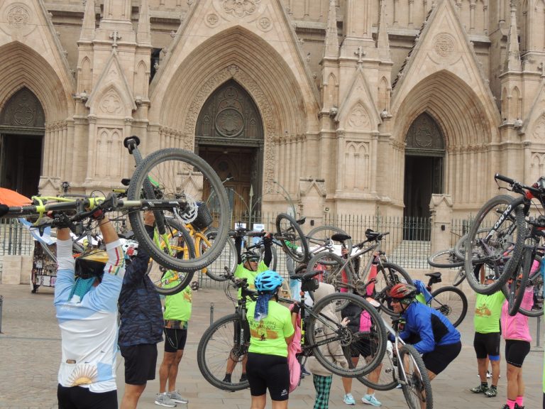 Pedaleada nocturna solidaria: bici peregrinos unen fuerzas por Valentín