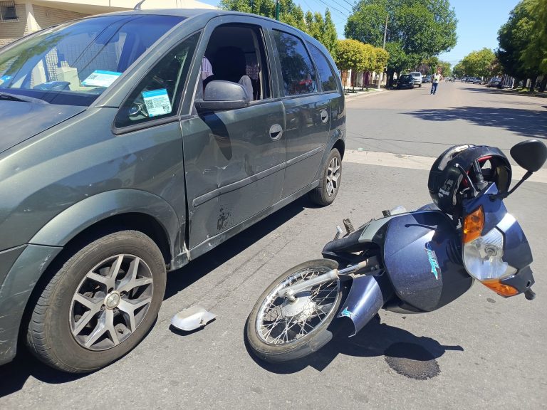 Un hombre hospitalizado tras choque entre moto y auto