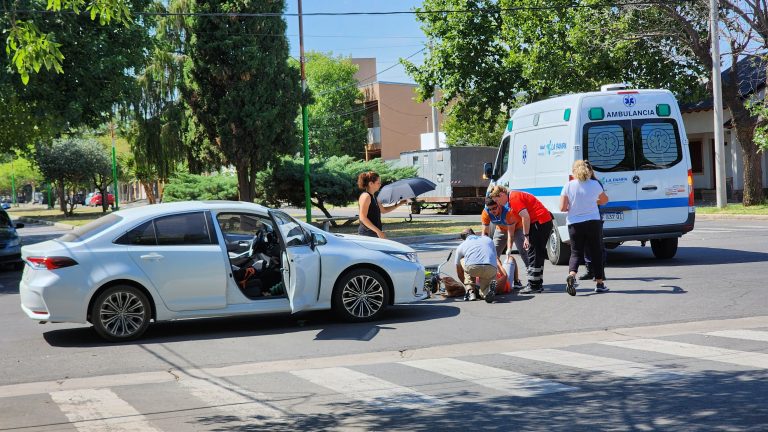 Una mujer hospitalizada tras choque entre auto y bicicleta en Avenida y 29