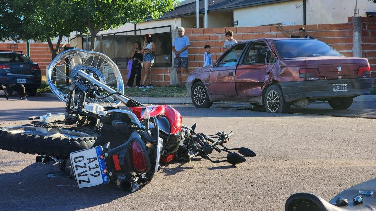 Fuerte siniestro vial entre una moto y un auto en calle 413 y 450 deja a un joven hospitalizado