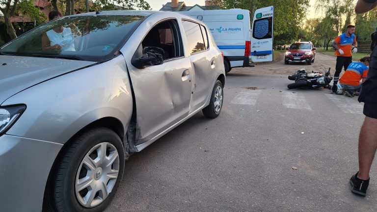 Accidente en moto: un hombre fue hospitalizado tras chocar con un automóvil