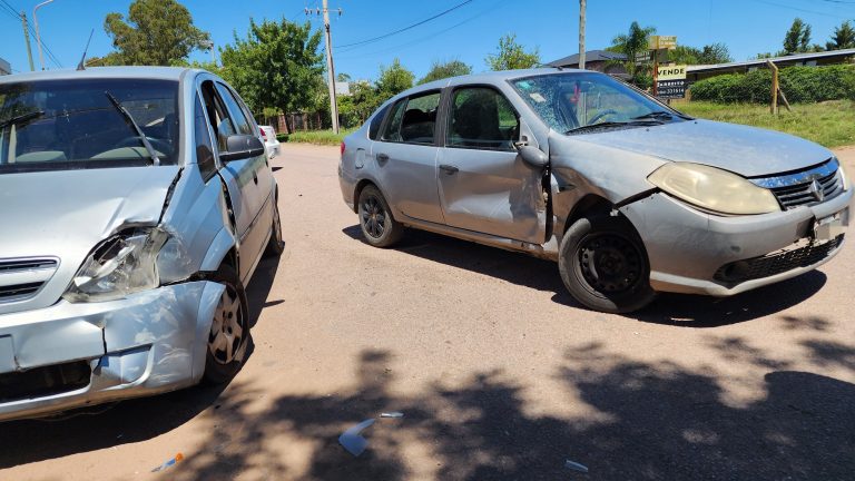 Dos autos chocaron en calle 24 y 45