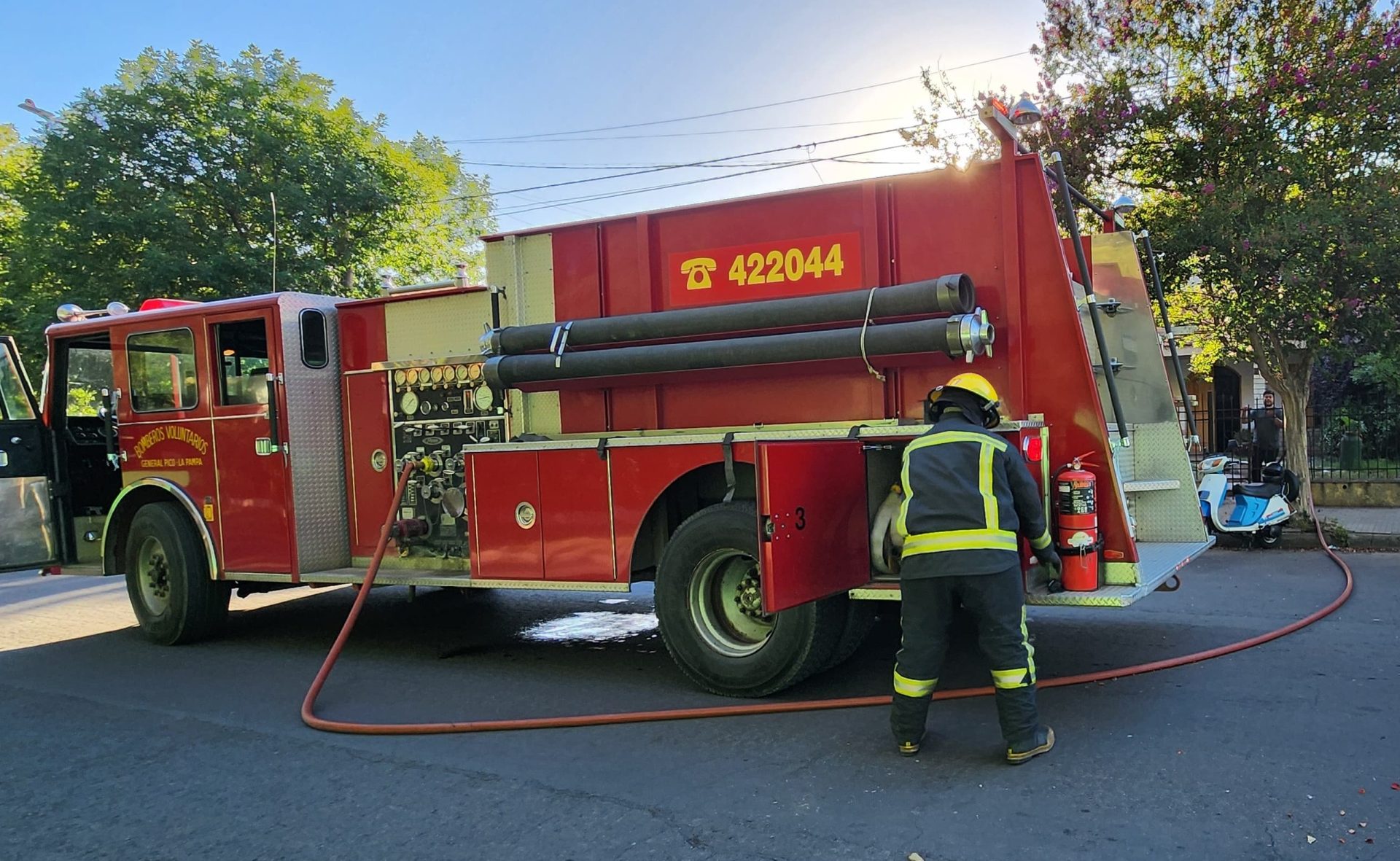 Bomberos acudió a una vivienda Vecino quemaba basura y provocó incendio en una enredadera seca